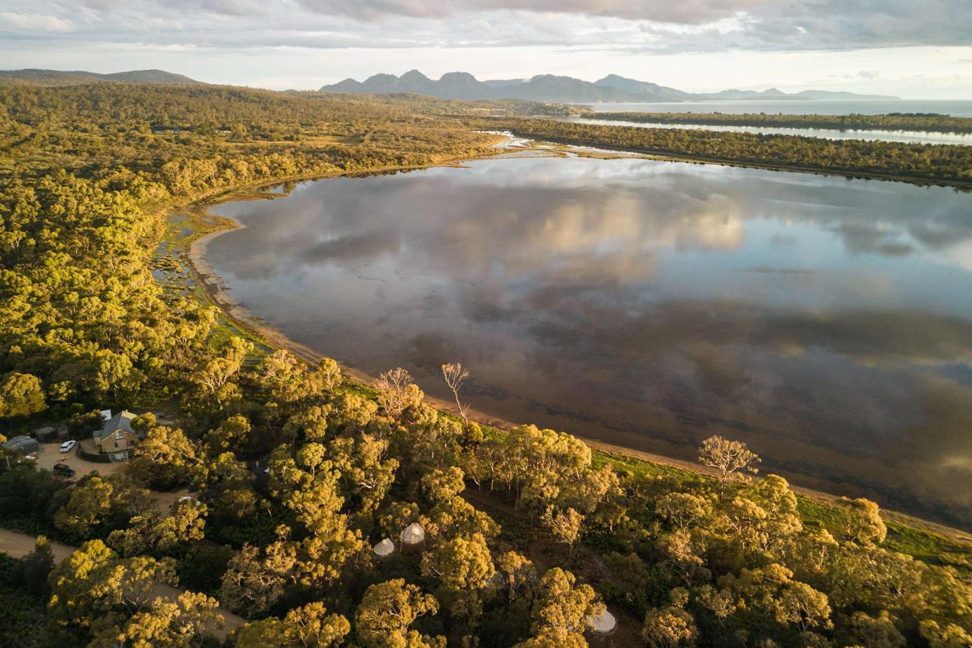 ホテル Numie - Freycinet Peninsula - Glamping - Heated - Waterfront コールズ・ベイ エクステリア 写真